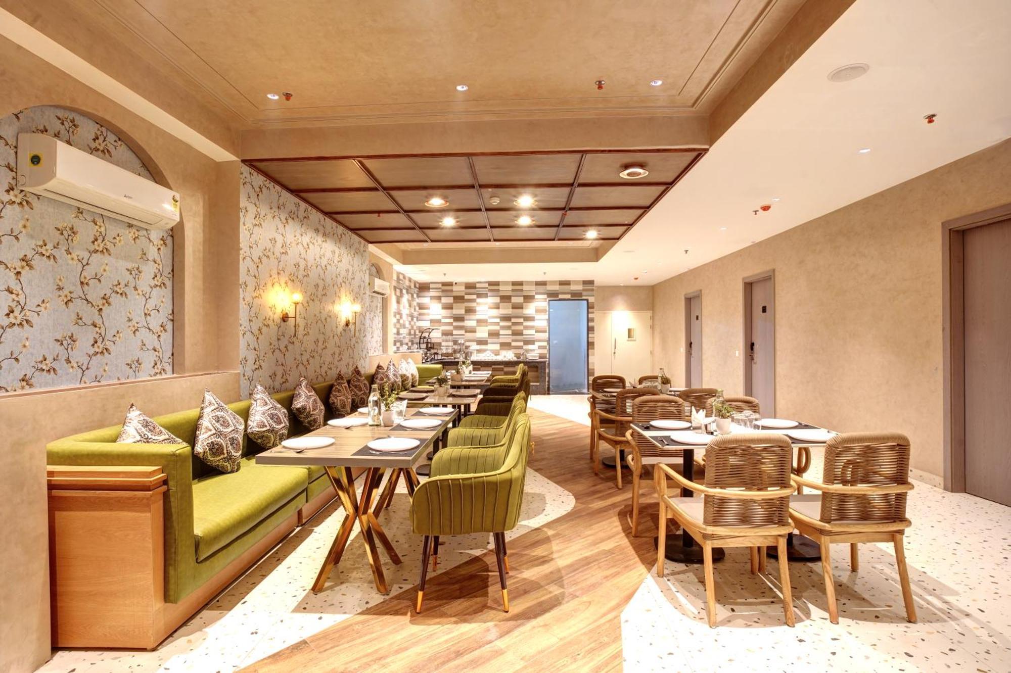 Iva Premium Delhi Airport With Airport Drop Hotel Nova Deli Exterior foto