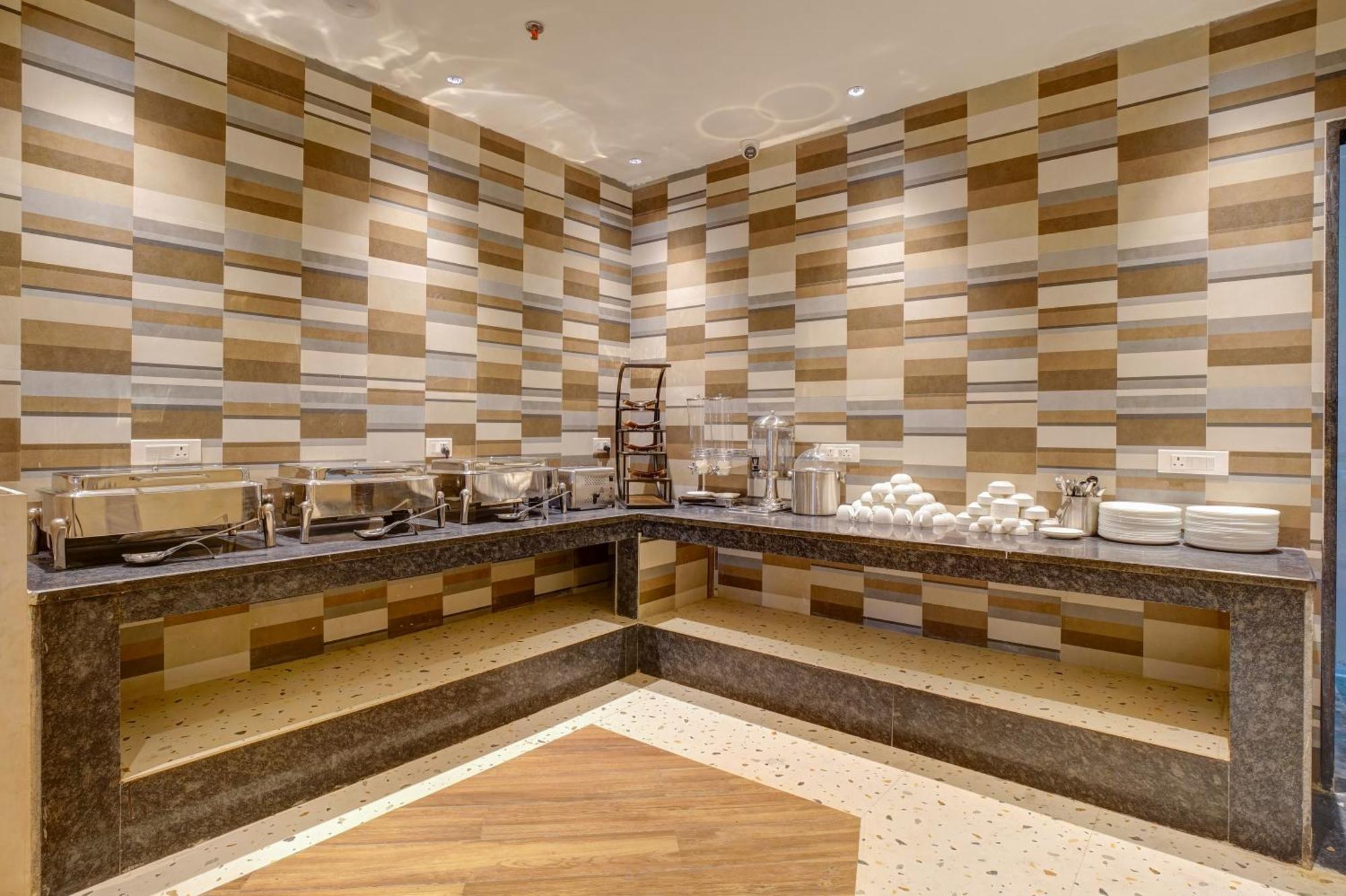 Iva Premium Delhi Airport With Airport Drop Hotel Nova Deli Exterior foto