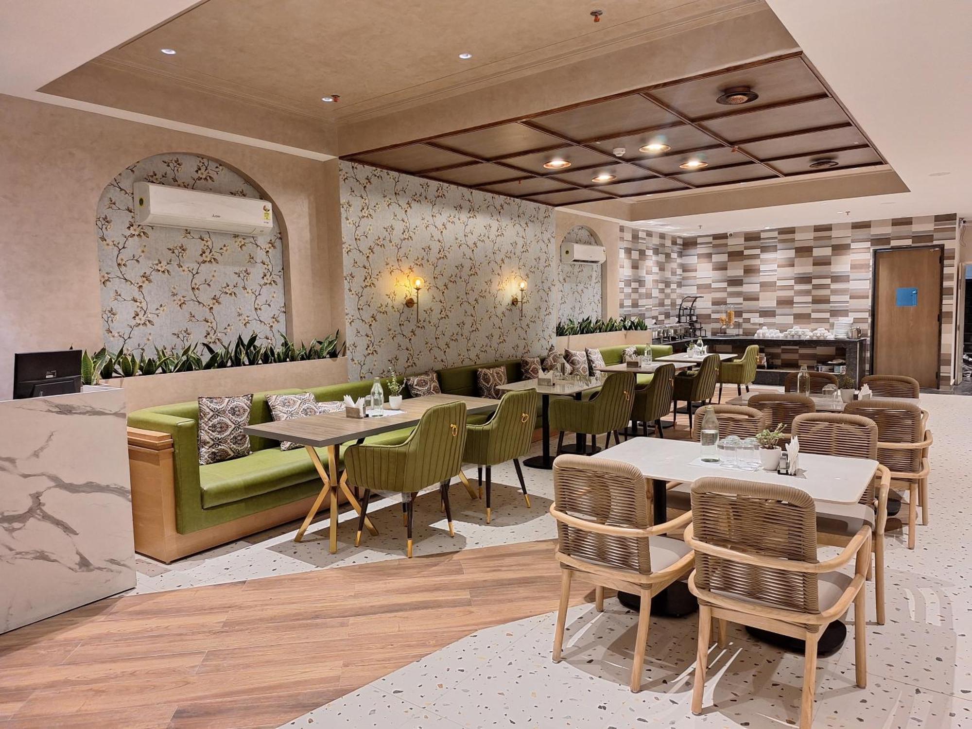 Iva Premium Delhi Airport With Airport Drop Hotel Nova Deli Exterior foto